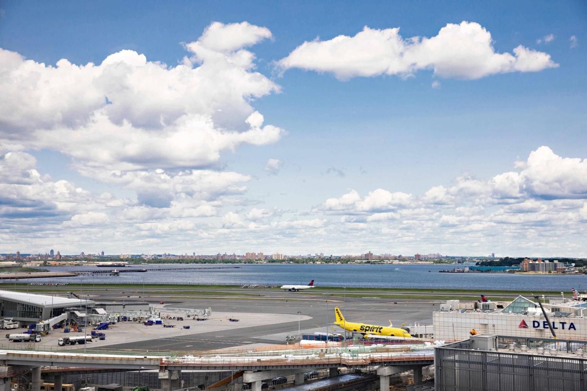 New York Laguardia Airport Marriott Hotel Exterior photo